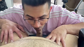 Preview 3 of Itelian Sex - Amigo Hetero experimenta chupar polla/verga por primera vez y le acabo en la cara queda todo lleno de leche