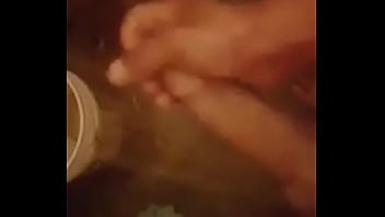 Preview 2 of Yvsqlkrrr - Hetero masturbando su pija grande mientras se ba&ntilde_a 1/4