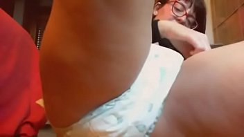 Preview 3 of Son Rapes Mom Xxx Videos - Gioco con questo enorme pannolone pieno di piscio sei pronto?