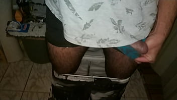 Preview 2 of Mom And Old Son Sex Video - Tirando o pau da cueca