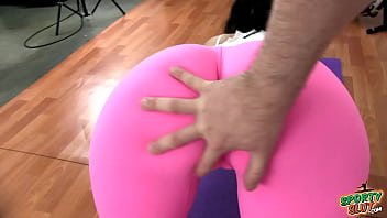 Preview 2 of Roshni Mallu Masalasex - Big Round Booty Latina Working In Tight Spandex Leggings