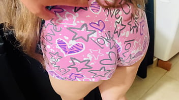 Preview 1 of Gao Xxxx - Madrastra Puta Latina Colombiana De Cameltoe Gigante Seduce A Su Hijastro Con Su Concha Marcada En Shorts Usa BhaBhi Desi Sex XXX Usa American United States