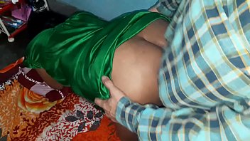 Preview 1 of Clips Yasli Ensest Porno - स्कूल की दोस्त को मनाया ...घर पर