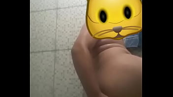 Preview 2 of Little Caprice 1080 - urso enfiando shampoo no cu
