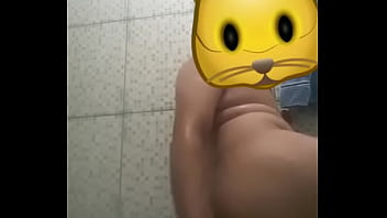 Preview 3 of Little Caprice 1080 - urso enfiando shampoo no cu