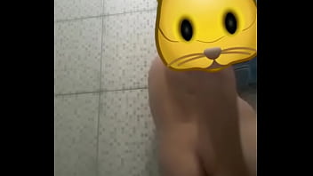 Preview 1 of Little Caprice 1080 - urso enfiando shampoo no cu