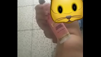 Preview 4 of Little Caprice 1080 - urso enfiando shampoo no cu