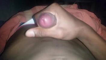 Preview 2 of Shazia Sahari Feet - Moreno magrinho gozando gostoso na madrugada