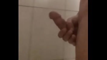 Preview 2 of Teen Fistel - Una rapidita en la ducha y casi me descubren