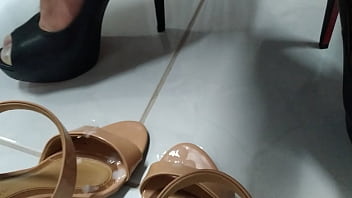 Preview 3 of Top Shoplifter - Usando Peep toe e gozando na sand&aacute_lia Ramarim!