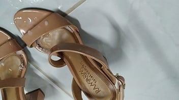 Preview 4 of Top Shoplifter - Usando Peep toe e gozando na sand&aacute_lia Ramarim!