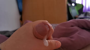 Preview 4 of Nun Pee2 - Corrida en la cama