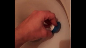 Preview 2 of Xxx Vdo Baf - Il nettoie les toilettes avec sa t&eacute_tine avant de la sucer