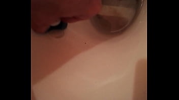 Preview 3 of Xxx Vdo Baf - Il nettoie les toilettes avec sa t&eacute_tine avant de la sucer