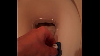 Preview 1 of Xxx Vdo Baf - Il nettoie les toilettes avec sa t&eacute_tine avant de la sucer