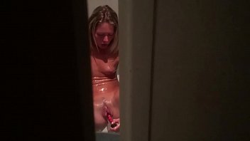 Preview 2 of Free Porn 60 Year Old Lesbian - &Scaron_pehovan&iacute_ v koupelně