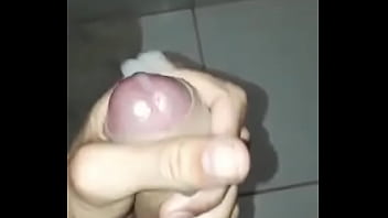 Preview 3 of Erotique Devon - PUNHETA NO BANHEIRO 02