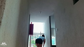Preview 1 of Bi Husband And His Wife - La puta de mi vecina siempre sale a la puerta mostrando su enorme culo,  pero esta vez me lo pude follar hasta llenarselo de creampie