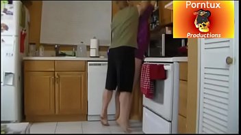 Preview 2 of Wwwxnxxvidoes Hd Com - hijo se aprovecha de mama en la cocina