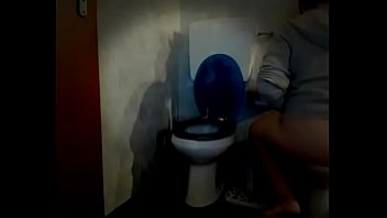 Preview 3 of Sunny Leon Sexxy Vidio Porm - Vieni a spiare la tua bella mamma mentre piscia in bagno