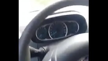 Preview 2 of Doendo Doendo - Esposa chupando amante em passeio de carro