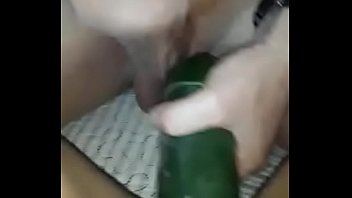 Preview 3 of Latin Mom Cream Pie - Arrombando a buceta da minha putinha com um pepino gigante!