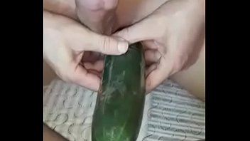 Preview 1 of Latin Mom Cream Pie - Arrombando a buceta da minha putinha com um pepino gigante!
