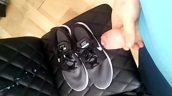 Preview 2 of Us Xxx3 - Teenager spritzt unfassbar heftig ab