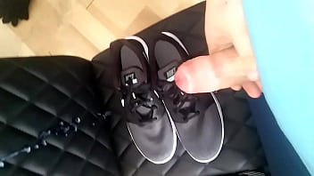 Preview 3 of Us Xxx3 - Teenager spritzt unfassbar heftig ab