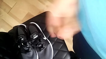 Preview 1 of Us Xxx3 - Teenager spritzt unfassbar heftig ab