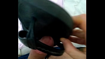 Preview 3 of Mommy Beeg - Gozada no chinelo Mormaii velho