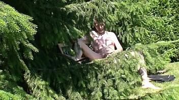 Preview 4 of Boobs Flashing Amateur - Wichsen auf der Gartenbank 1