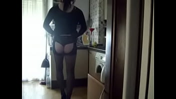 Preview 1 of Kitty Loves Cum - travestido en la cocina