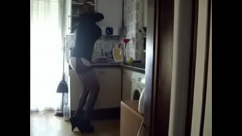 Preview 4 of Kitty Loves Cum - travestido en la cocina