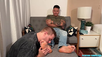 Preview 2 of Mom Ilveie - Milus Slinger Loves The Attention Ryder Is Giving His Feet