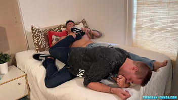 Preview 3 of Mom Ilveie - Milus Slinger Loves The Attention Ryder Is Giving His Feet