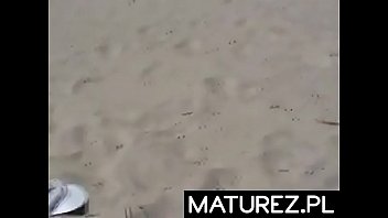 Preview 1 of Latin Small Froggystyle Porn - Polskie mamuśki - Mamuśka stawia namiato na plaży
