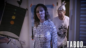 Preview 1 of Xnxkfdjd Hxxxxxxxx - Conspiracy Theorist Is Anally Probed By Sexy Female Extra-Terrestrial Cherie DeVille