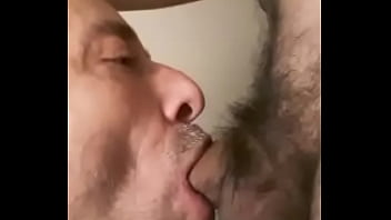 Preview 2 of Daddy Tewl - Le chupo bien la pija a mi amigo