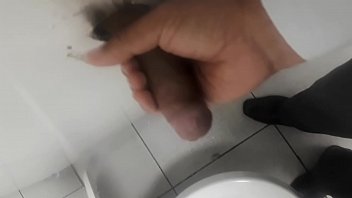 Preview 1 of Asuma Gay - Fazendo m&atilde_o amiga no casado pelo glory hole at&eacute_ gozar