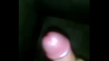 Preview 1 of Voyeurs Sexe - Dando uma aliviada no banho