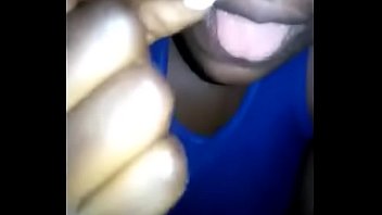 Preview 1 of Nipless Saggy - Chica negra se come los mocos