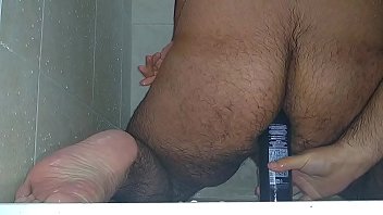 Preview 1 of Biswajitbina Part 2 - Arrombando meu cu com frasco de shampoo