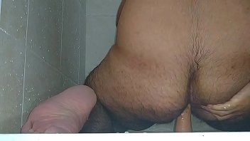 Preview 4 of Biswajitbina Part 2 - Arrombando meu cu com frasco de shampoo