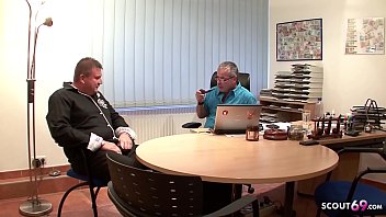 Preview 1 of I Wwwcxxx - Deutsches Teen mit Brille auf Arbeit von 2 Opas gefickt - German Vintage