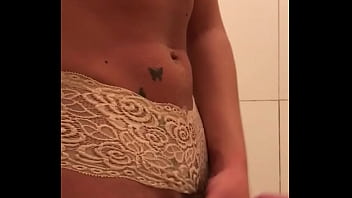 Preview 3 of Hot Horny Virgin - Putinha no banheiro,  goza muito!