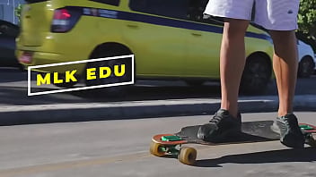 Preview 1 of Xxlx Yoga - Dia de TBT Mlk Edu sem querer atropelou Rodrigo de skate na orla da Copacabana ?Como um rapaz muito solicito ele ajud...