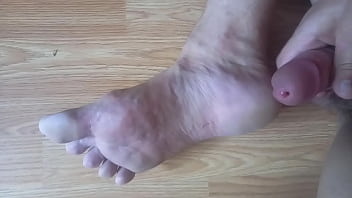 Preview 3 of Xnxx Mnm - Solo cum on my feet