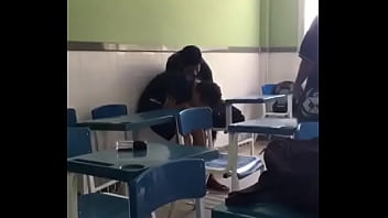 Preview 2 of Sexcy Mom And Dad - Aula vaga de ingl&ecirc_s e os mlk botaram pra GEMER (bagui foi loko)