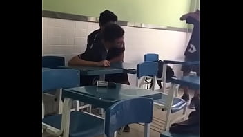 Preview 4 of Sexcy Mom And Dad - Aula vaga de ingl&ecirc_s e os mlk botaram pra GEMER (bagui foi loko)